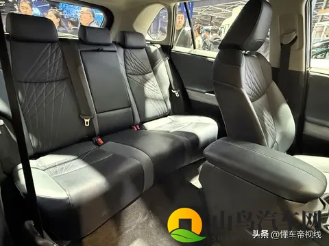 幼儿BBC福建表兄妹：福建幼儿园萌娃体验智能汽车，开启未来驾驶新风尚-1