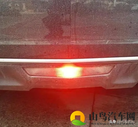 为什么前雾灯是黄色，后雾灯是红色？平时可以开雾灯辅助照明吗？-1