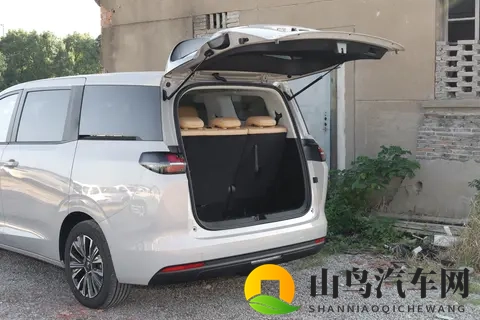 五菱又出神车:7座布局+3种动力版本,家用MPV就选它-3