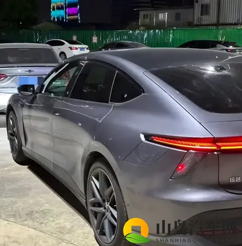 车主捡漏倒闭车企“烂尾车”，7万买辆哪吒，“因倒闭才有好价”-1