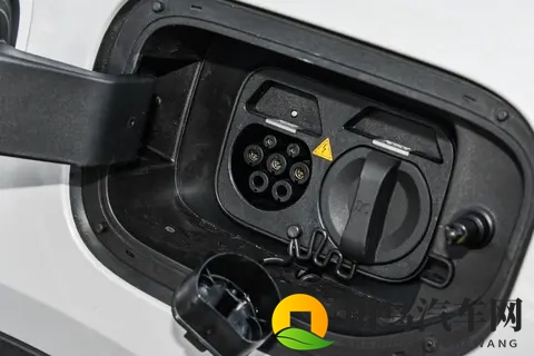 华为乾崑ADS SE加持，轴距2900mm，试驾深蓝S07 2026款，值得选吗？-1