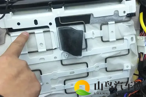 25万级SUV座椅暴力拆解，“剖开”看真面目！-3