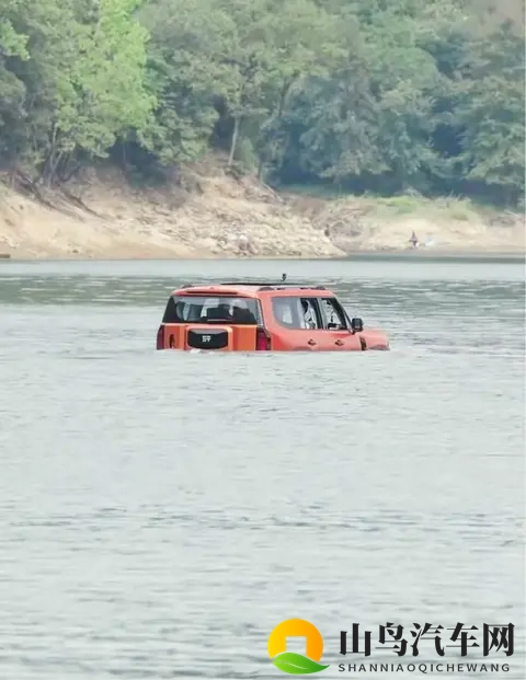 30 万级能渡水的方盒子！奇瑞新SUV 空悬+四驱，馈电油耗 795L-1