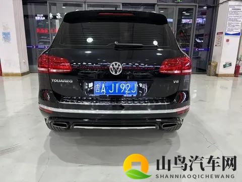 16万多拿下大众途锐,V6引擎+四驱,硬派越野也能家用-1