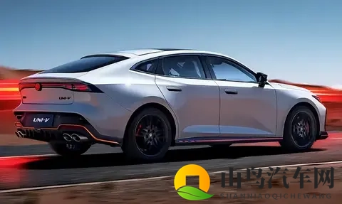 十万级新卷王！2025款长安UNI-V上市，叫板奥迪A7！-1