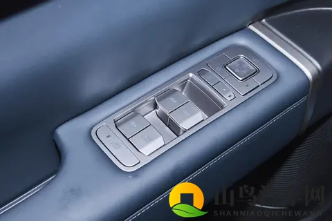 比路虎发现4好看,还能放无人机?钛7有着怎样的空间“魔法”?-2