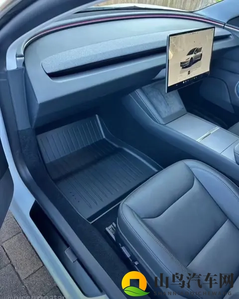 马斯克说 Cybercab 2026 年二季度量产,还不带方向盘踏板-1