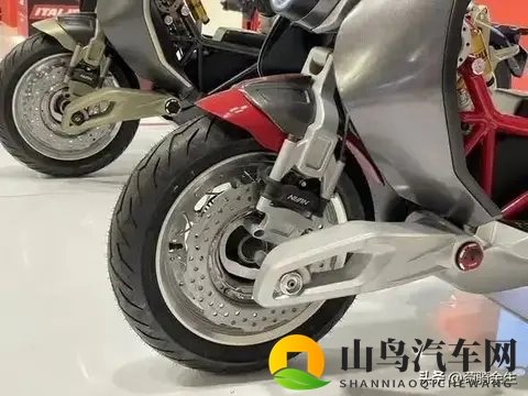 审美分裂！Roadster 400裸露车架+鸿350同源动力，有人爱有人嫌！-1
