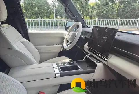 国产增程版“卫士”实车亮相!硬朗越野外观,车长超5米,配四驱-3