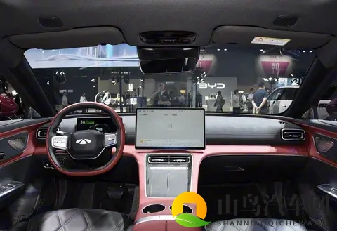 国产旗舰轿车，四座布局，搭载15T插混动力，配激光雷达+NOA辅助-2