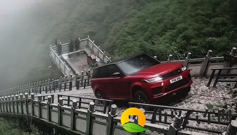 越野车挑战天门山天梯溜车撞坏护栏-1