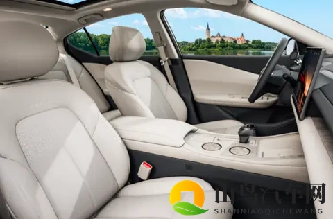 25万买豪华SUV，BBA和揽胜极光L怎么选？-1