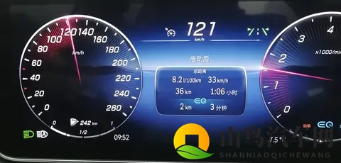 2025款奔驰C级试驾：豪华感真能当饭吃？优缺点扒透-1