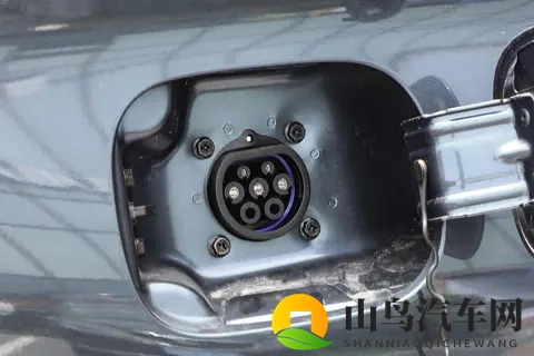 1198 万拿下 230km 续航 + 四驱！蓝电 E5 PLUS 预售疯抢-3