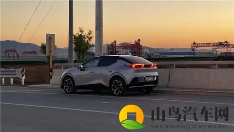 精致SUV市场热销款不少，银色领克Z20靠精致外观更吸睛-2