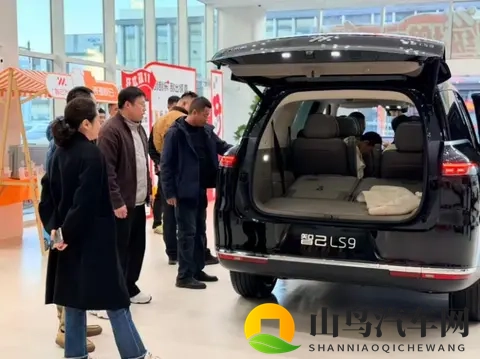 上汽旗舰智己LS9到店,销售直言光是维持秩序就已拼尽全力-2