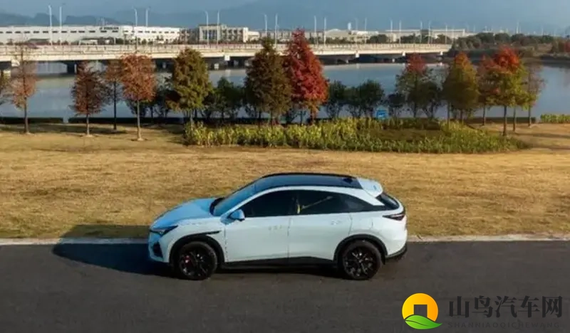 15万级全能SUV新标杆！极狐阿尔法T5重塑家庭出行体验-1