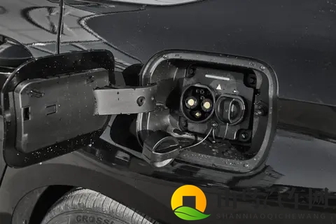 10万级家轿太卷了！风云A8L对决秦L DM-i，谁更能拿捏年轻人？-3