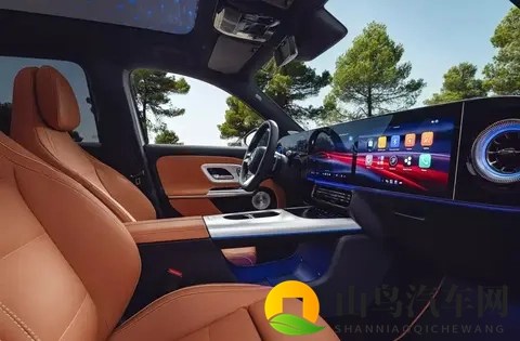 阿明说车侃赛：奔驰新GLB内饰炸场！三联屏+星空顶，30万级卷王？-1