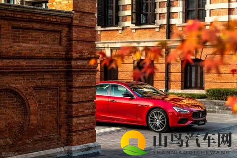 黄化版拳皇：智能驾驶新篇章，AI技术打造未来出行体验-3