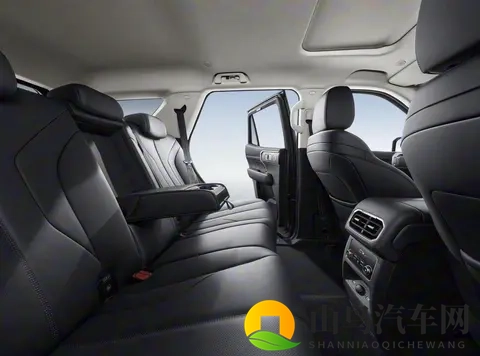 又一国产硬派SUV，最小离地间隙224mm，升级智驾座舱，2498万起-1