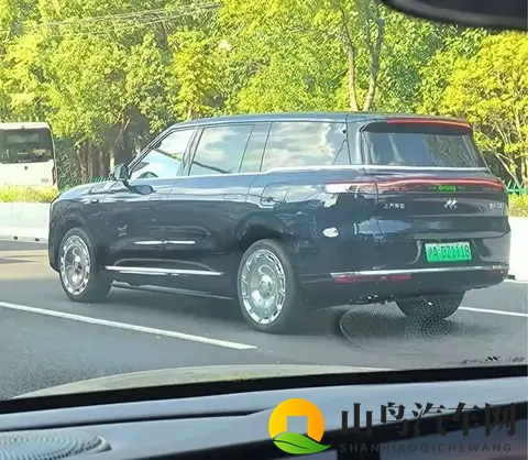智己LS9实车现身街头，配空气悬架+灵蜥数字底盘，尺寸大过问界M9-2