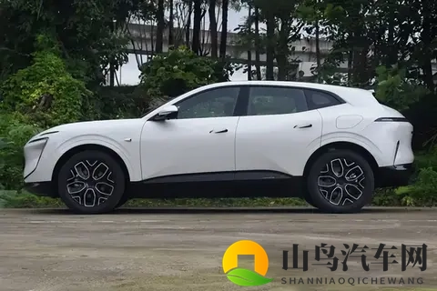 20万级就能上车!这款中型SUV配华为乾崑ADS 4,智能强-1