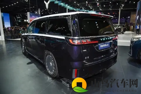 26款岚图梦想家乾崑系列,动力强劲、空间宽敞、配置丰富-2