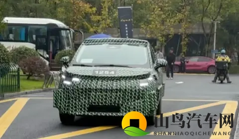 零跑A10曝光！疑似T03接班人，小车市场又要开卷了？-2