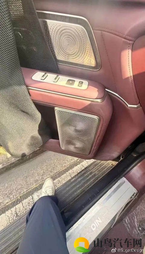 蔚来ES9内饰门板疑似曝光：暗红配色 还有脚踏板-2