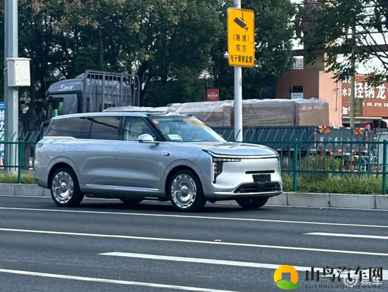 智己LS9实车现身街头，气场着实很强大-1