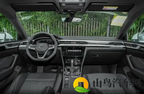 商务旅行中戴绿色帽子的老板同行台词：绿色帽子老板引领：新能源汽车成新潮流-3