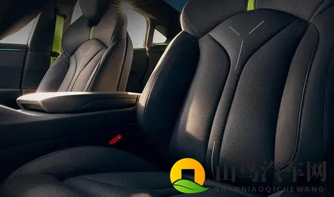 帅气不输小米SU7，小鹏P7新车登场，全系标配前Brembo四活塞卡钳-1