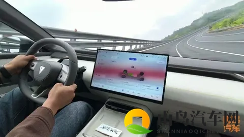 深蓝L06开起来咋样，法拉利同款磁流变悬架，真那么厉害吗-1