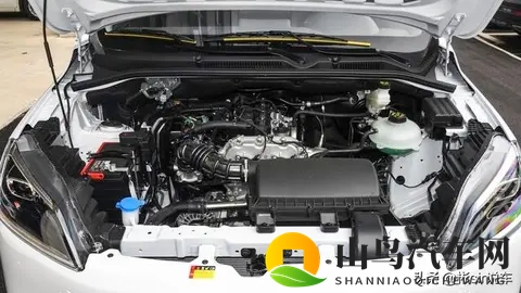 五菱宏光燃油版亮相！15L动力+7座可选，家用拉货两不误-2