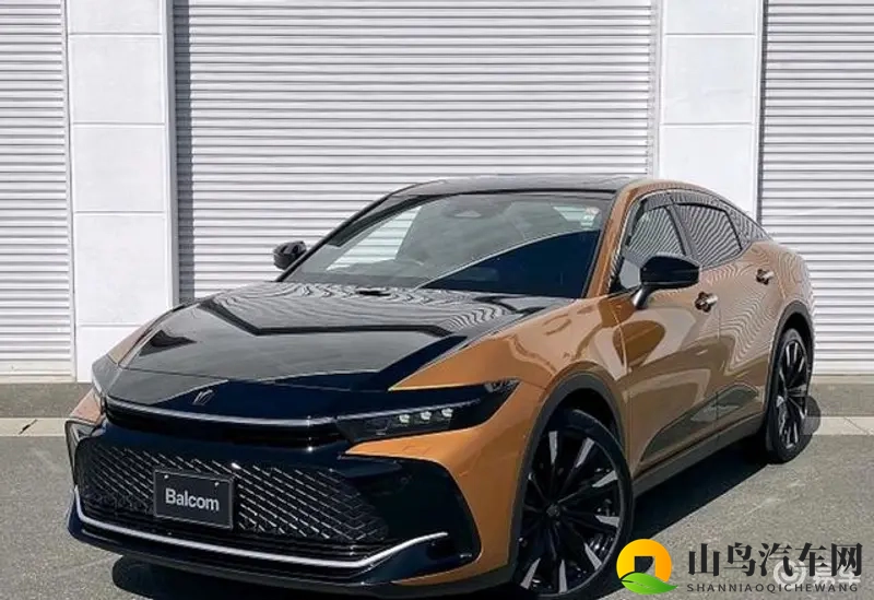 新皇冠轿车炫目登场，双色涂装美不胜收，混动引擎节能高效-1