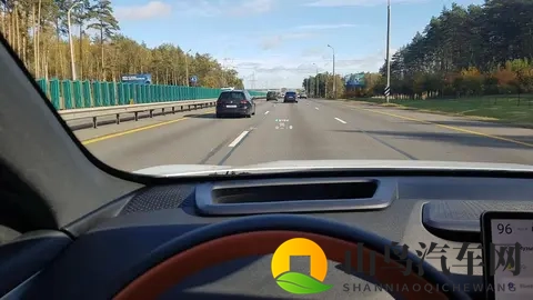 外媒试驾深蓝S05:为何这款中国电动车在白俄罗斯被疯抢?-1