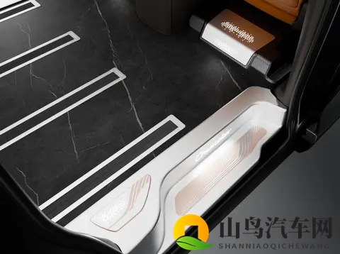 腾势 D9 地板选对超省心!带娃用这航空铝地板,耐磨抗造还显高级-3