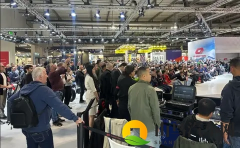 EICMA现场，张雪机车门可罗雀，国际春亮相V4SR-RR-3