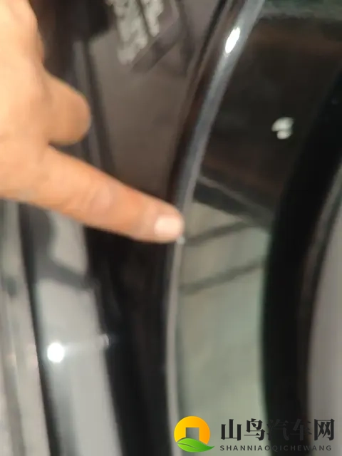 古董商流眼泪翻白眼咬图片：古董商悲痛欲绝，泪流满面，表情夸张-1