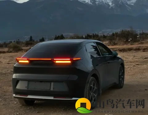 银色领克Z20惊现街头，官方新品还是车主改装？-3