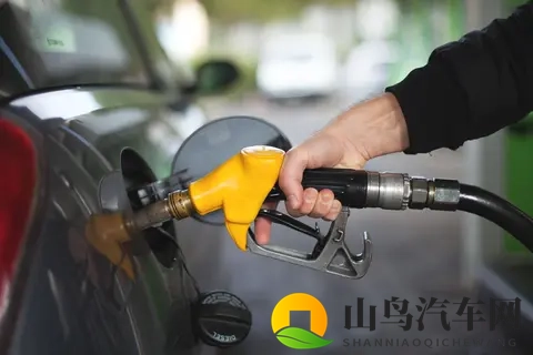 开车去加油一定要当心，不要做这3件事，否则会吃哑巴亏！-1