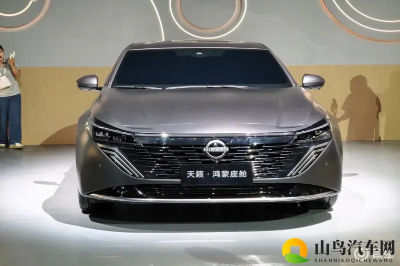 新款日产天籁亮相,搭鸿蒙座舱+外观调整,预计第四季度上市-1