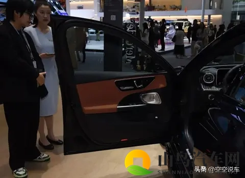 20万买C级豪华！车长近5米配9AT，月销破万可闭眼入!-1