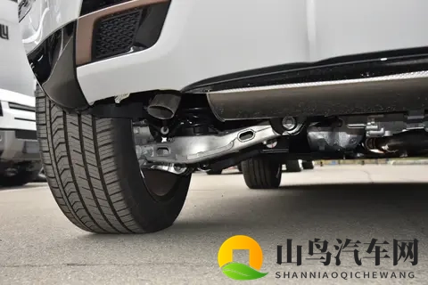 选车丨外观硬派年轻，两款车型配置，揽胜极光怎么选？全方面分析-3