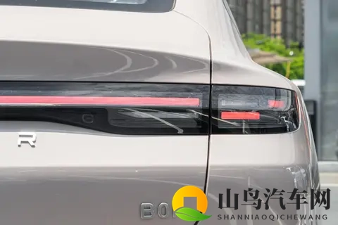 1198万竟配激光雷达？零跑B01实测，这款纯电家轿是否值得入手？-3