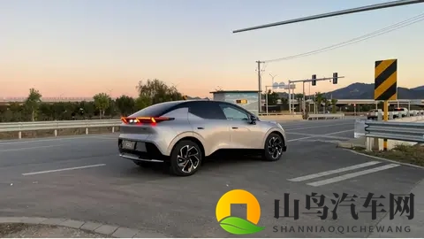 银色领克Z20街头现身，是新品预告还是个性改装？-2