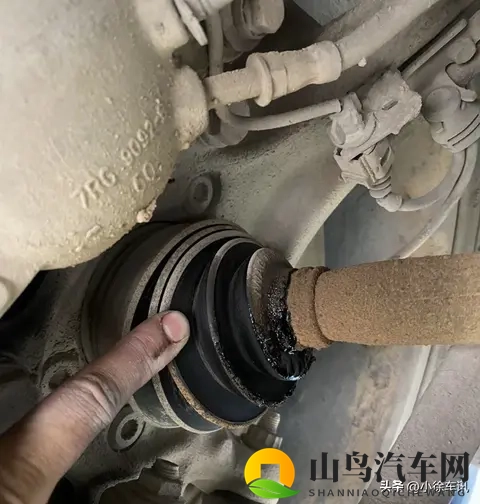 女生说痛了男生越里寨的游戏：女生抱怨不适，男生沉迷游戏深陷其中-2