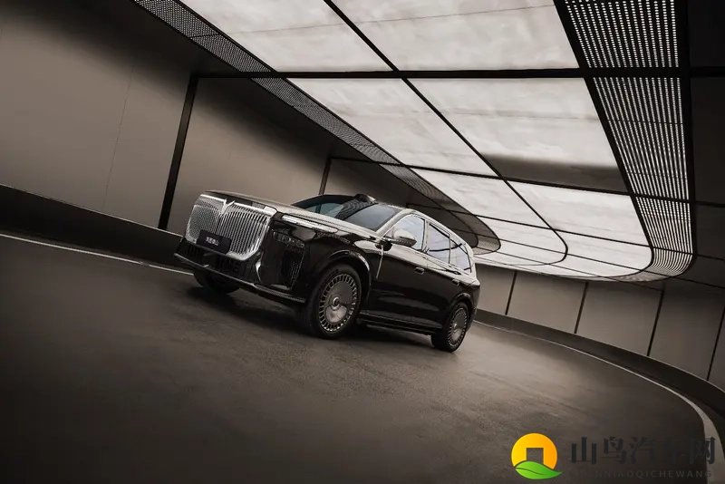 岚图泰山携“中国第一三腔空悬”入场，剑指问界M9-1