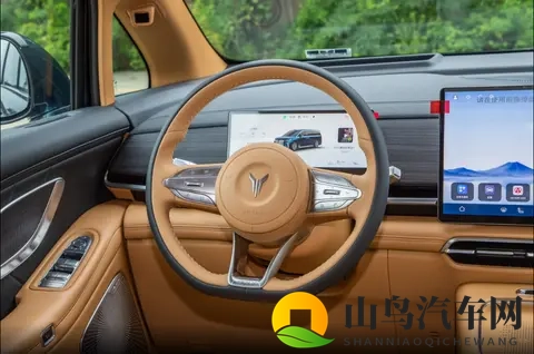 华为乾崑+鸿蒙座舱，试驾26款岚图梦想家，全能MPV实至名归-1